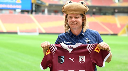 Cameron Smith poses with a Maroons jersey and a cane toad before the Australian PGA this week.