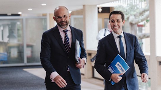 El tesorero de Queensland, David Janetzki, y el primer ministro, David Crisafulli, se preparan para dirigirse a los medios sobre su primer presupuesto en junio de 2025.