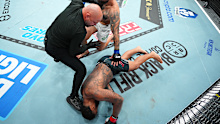 Sean Sharaf knocks out Gable Steveson.
