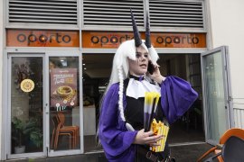 Lana dressed as Syrnix Runecrest buys some chips at Oporto, Olympic Park.