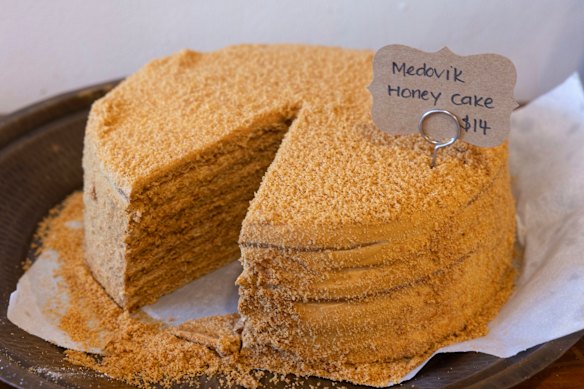 A receita de bolo de mel da avó de uma amiga se tornou um dos campeões de vendas da Luca Bakery.