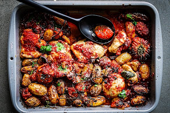 Se você não conseguir encontrar 'nduja, experimente a receita igualmente boa de Chicken Amatrician Tray Bake de Katrina Meynink. 