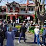 Oliver Bruce auctions the Mary Street home.
