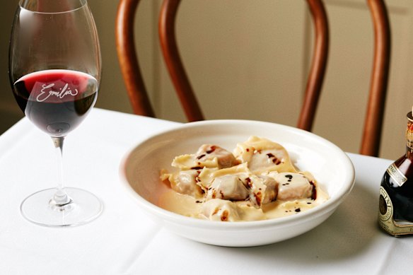 Torteloni recheado com presunto e mortadela na Trattoria Emilia.