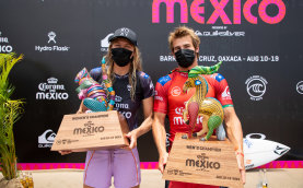 Stephanie Gilmore y Jack Robinson celebran tras ganar el Corona Open en México.