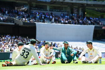 Steve Smith, Marnus Labuschagne, Alex Carey, Nathan Lyon, Australia coach Justin Langer and David Warner chatting after retaining the Ashes in Melbourne.