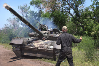 Askerler, 8 Haziran'da Ukrayna'nın doğusundaki Sloviansk yakınlarında bir tankı manevra yapıyor.