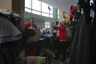 烏克蘭紅十字會工作人員對捐贈的衣物進行分類。