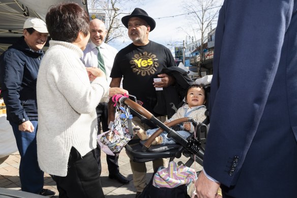 Indigenous leader Noel Pearson speaking to voters in Hornsby.