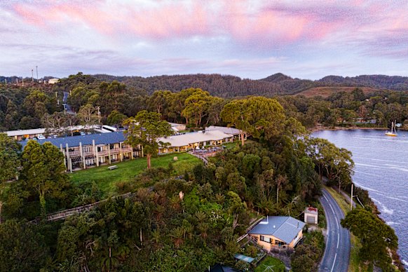 Strahan Village tem vista para o calçadão selvagem.