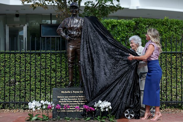 Payne and Lady Southey unveil the statue.