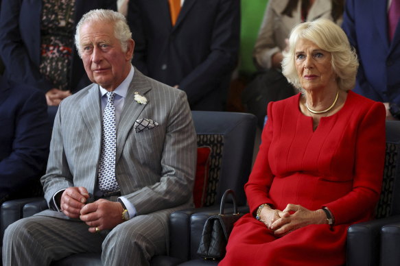 El príncipe Carlos, visto aquí con su esposa Camila, duquesa de Cornualles, se convierte en rey.