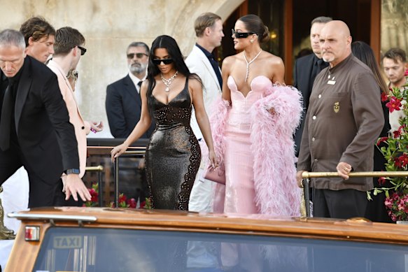 Kim Kardashian, Left, and Khloe Kardashian perflated hotels of inflated celebrations of jeff bezos and frenchren sazos, in Venice, in Venice, in Venice, in Venice.