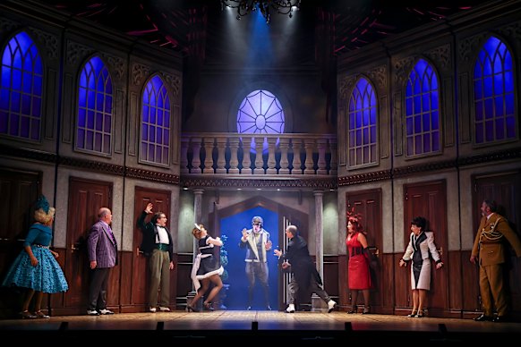 Cluedo는 아늑하고 잘 꾸며진 상업 엔터테인먼트입니다.