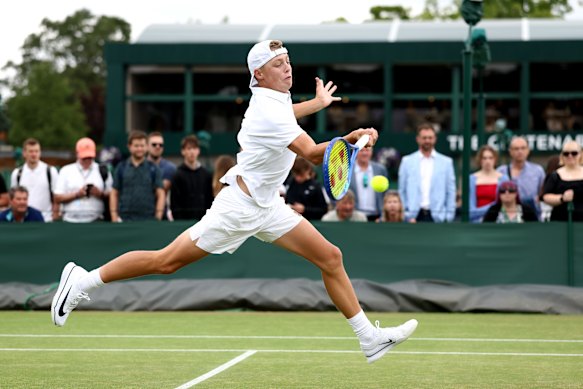 Cruz Hewitt está trabalhando nos juniores de Wimbledon do ano passado.