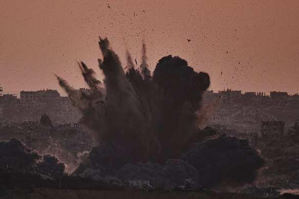 A fumaça subirá novamente para o ataque aéreo no norte de Gaza.