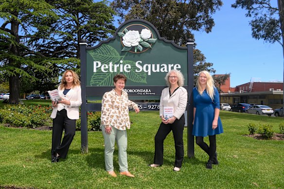 Tina Russo, Stella Loong, Samatha Loverich e Susan Reddrop na Petrie Square em Kew.