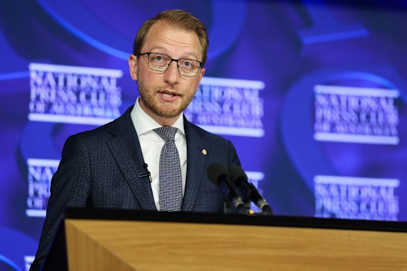 El portavoz de la defensa de la oposición, James Paterson.