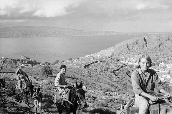 Marianne Ihlen, à direita, e Leonard Cohen em um passeio de burro por Hydra. 