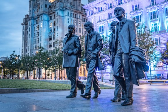 Una escultura de los Beatles en Liverpool, Inglaterra.