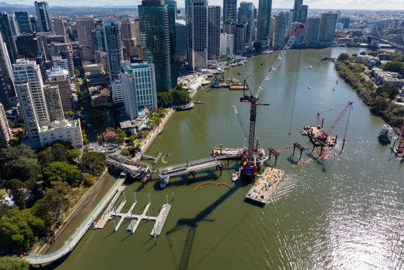 Progress on the Kangaroo Point Green Bridge as of September 2023, with more than half of the span laid.