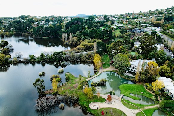 Lake House overlooks Lake Daylesford and is a short distance from Wombat Hill Botanic Gardens.