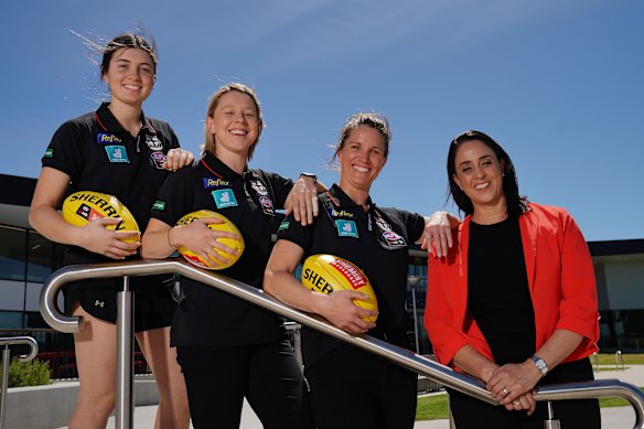 St Kilda's Georgia Patrikios, Emma Mackie and Kate McCarthy pose for a photo with Livingstone at the announcement.