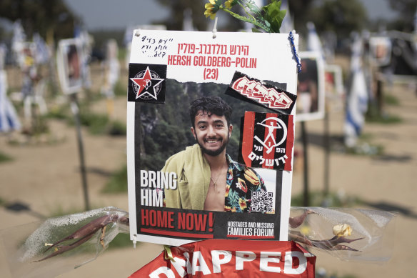 Плакат с изображением заложницы Херша Гольдберга Полины в Реиме, недалеко от границы Израиля с сектором Газа, февраль.
