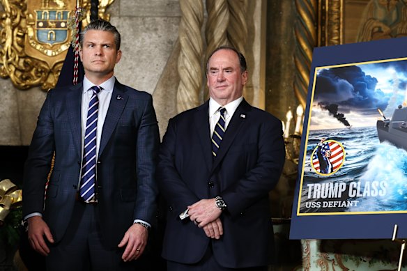 Menteri Pertahanan Pete Hegseth dan mantan Sekretaris Angkatan Laut John Phelan (kanan).