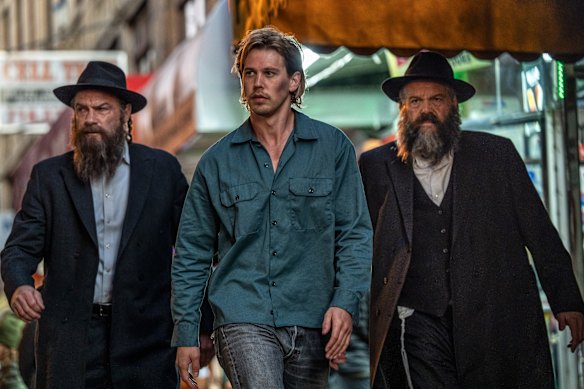 Liev Schreiber (left) and Vincent D’Onofrio play Orthodox Jewish gangster brothers.