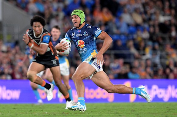 Rising star Cooper Bai has re-signed with the Titans.