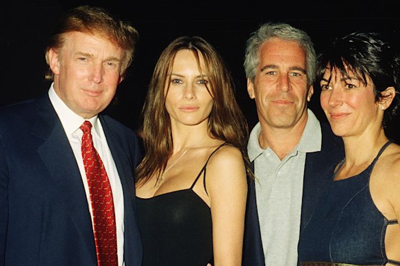     Melania Trump, con Donald Trump e con Jeffrey Epstein e Ghislaine Maxwell nel 2002, la settimana scorsa era ansiosa di spiegare i suoi legami con il pedofilo.