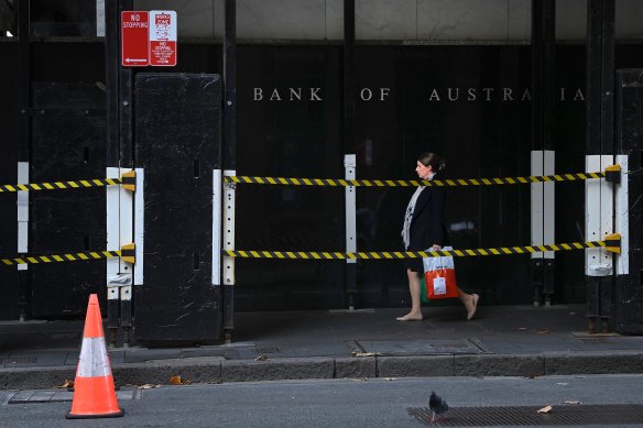 People walk past the Reserve Bank of Australia in Martin Place, Sydney. 