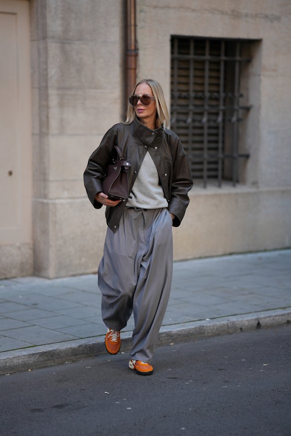 German fashion influencer Mirja Klein mixes retro Nike sneakers with work gear.