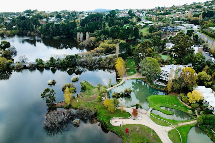 Lake House overlooks Lake Daylesford and is a short distance from Wombat Hill Botanic Gardens.