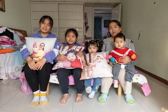 The Zhang sisters Yueying, Boran, Xinyu and Xinran with their mother, Xu Zhenzhen.