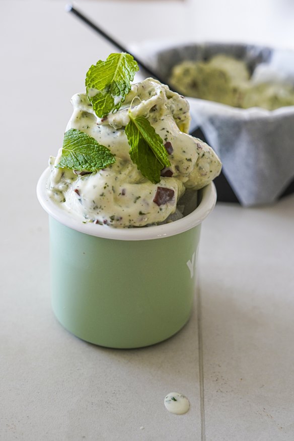 Sorvete de chocolate com ervas e manjericão tem gosto de verão.