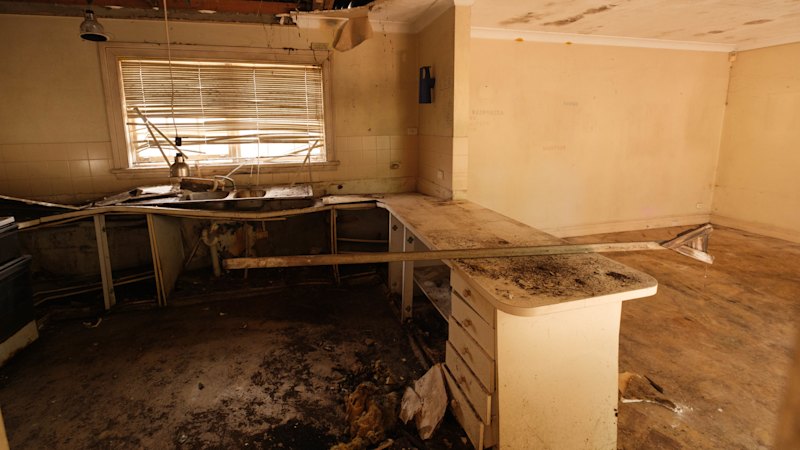 Derelict eastern suburbs home sells for $835,000 over reserve at auction