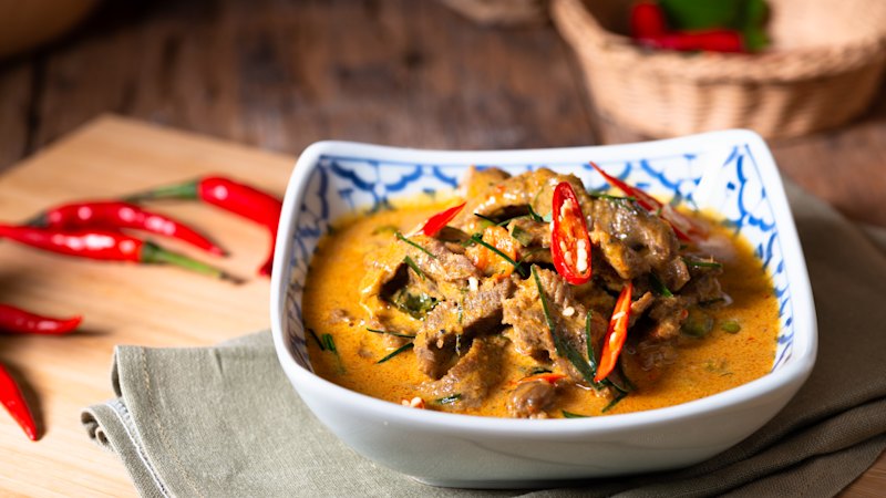Curry Penang kljub imenu ne izvira iz istoimenskega malezijskega otoka
