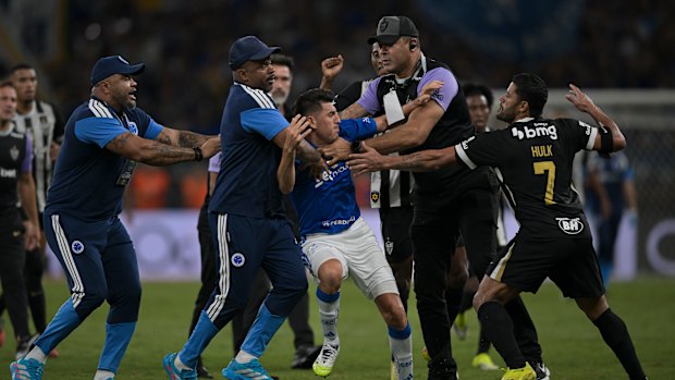 Hulk takes on Cruzeiro’s Lucas Villalba.