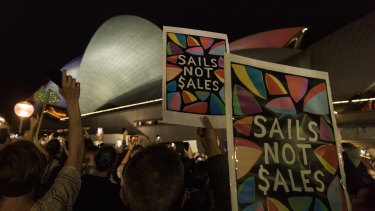 Protesters on the Circular Quay foreshore demonstrate against the projections of Everest material on the Opera House. 