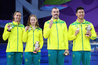 Medaliații cu aur mixte la ștafeta de 100 m liber, Emma McKeon, Molly O'Callaghan, Kyle Chalmers și William Xu Yang.