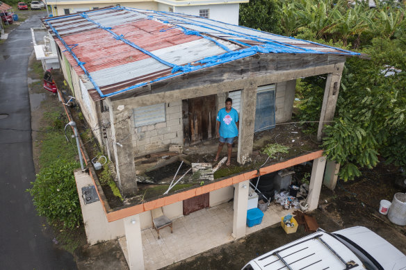 Jetsabel Osorio, Porto Riko, Loiza'daki Fiona Kasırgası gelmeden önce beş yıl önce Maria Kasırgası tarafından hasar gören evinde duruyor.