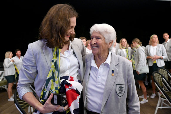 Swimmer Cate Campbell with Dawn Fraser in 2021.