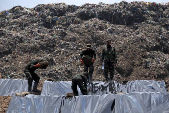 Sri Lanka soldiers at the 2017 Garbage Mountain disaster in Colombo.
