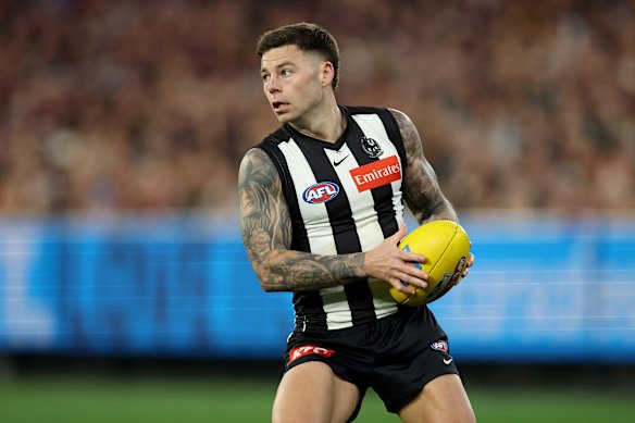 Jamie Elliott of the Magpies looks to pass the ball.