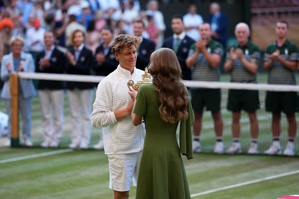 Princess Catherine presents Jannik Sinner with his trophy.