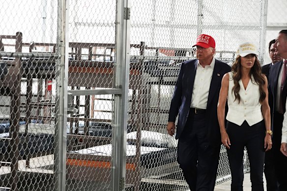 Presiden AS Donald Trump dan Menteri Keamanan Dalam Negeri Kristi Noem di Alligator Alcatraz pada bulan Juli.