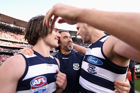 Jake Kolodjashnij (right) was a member of Geelong’s 2022 premiership side, along with Gryan Miers (left), under coach Chris Scott (centre).