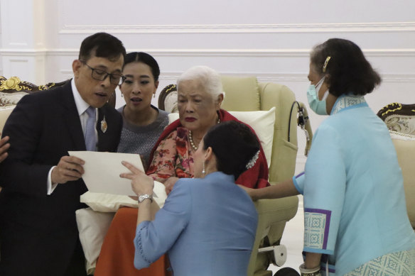 (Soldan sağa) Kral Maha Vajiralongkorn, Prenses Bajrakitiyabha, Tayland Kraliçesi Anne Sirikit, Kraliçe Suthida ve Prenses Maha Chakri Sirindhorn, 2020'de kraliçe annenin 88. doğum gününde Chulalongkorn hastanesinde düzenlenen bir başarı töreni sırasında. 